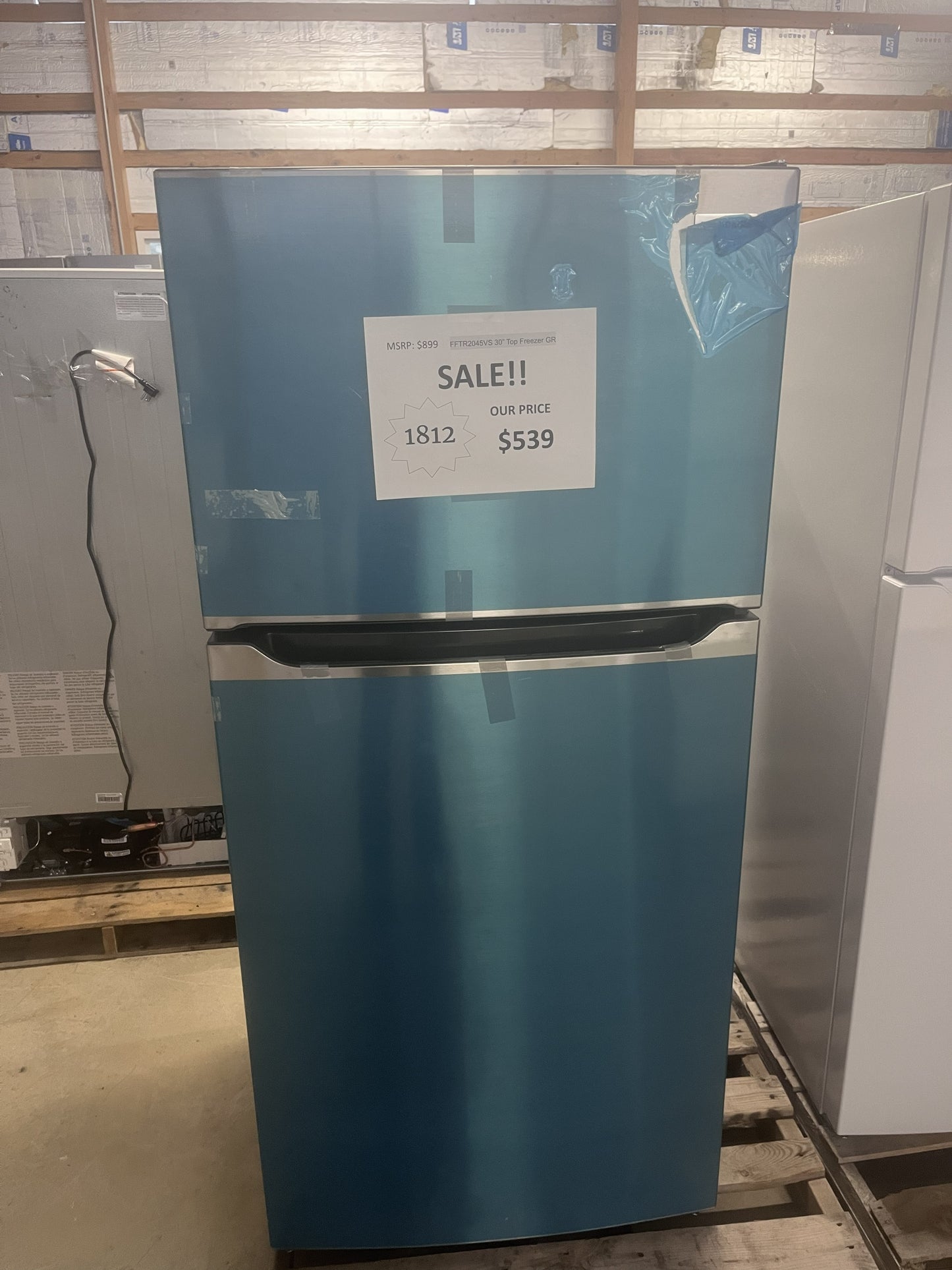 #1812- Frigidaire 20-cu ft Standard-Depth 30-in Wide Top-Freezer Refrigerator ( Stainless Steel ) Garage Ready