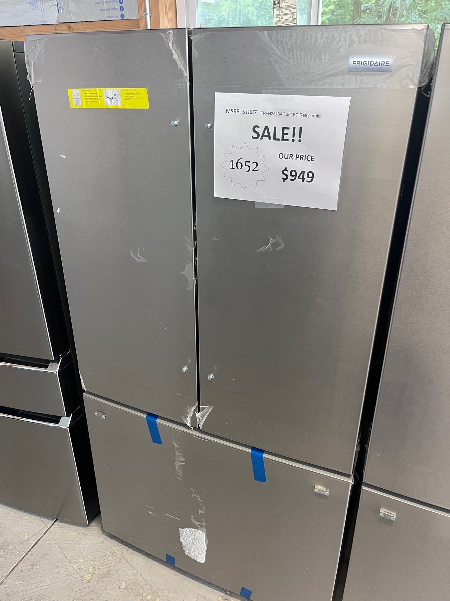 #1652- Frigidaire 36" Standard-Depth 28.8-cu ft 3 -Door French Door Refrigerator with Ice Maker with Water Dispenser ( Smudge-Proof Stainless Steel )