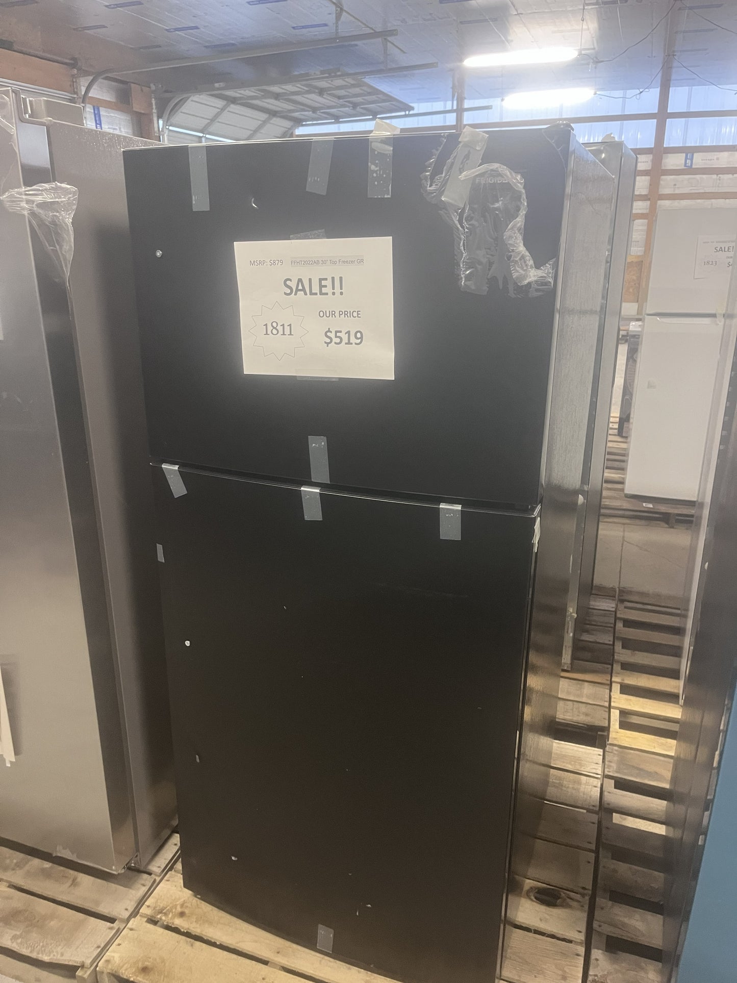 #1811- Frigidaire 20-cu ft Standard-Depth 30-in Wide Top-Freezer Refrigerator ( Black ) Garage Ready